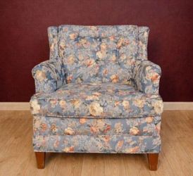 Vintage Burgundy Damask Swivel Barrel Chair. Approximately Size: 29" X 32" X 25". Excellent Condition