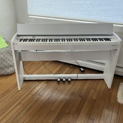 Roland F-140R Digital Console Home Piano