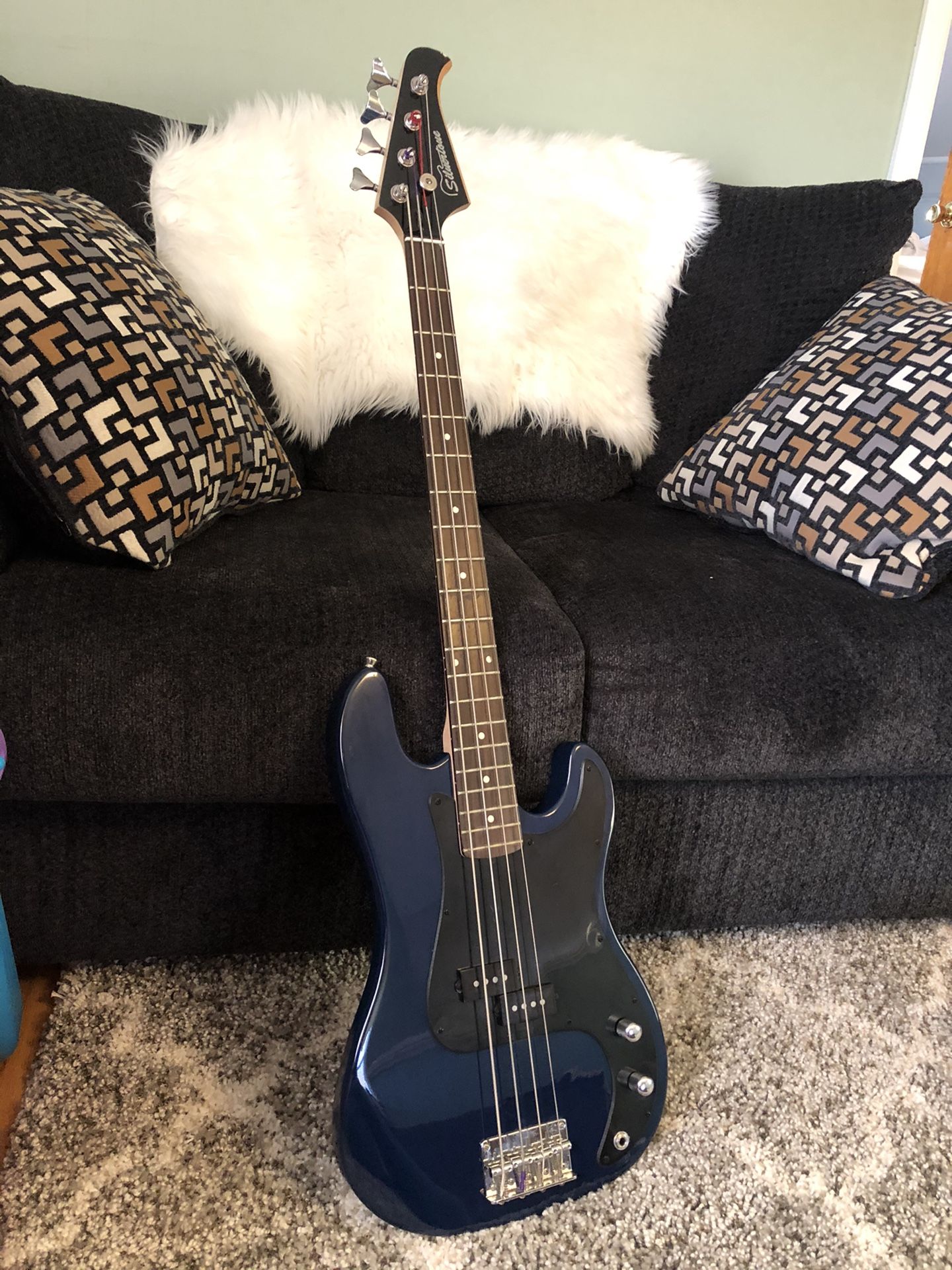 Silvertone precision bass guitar