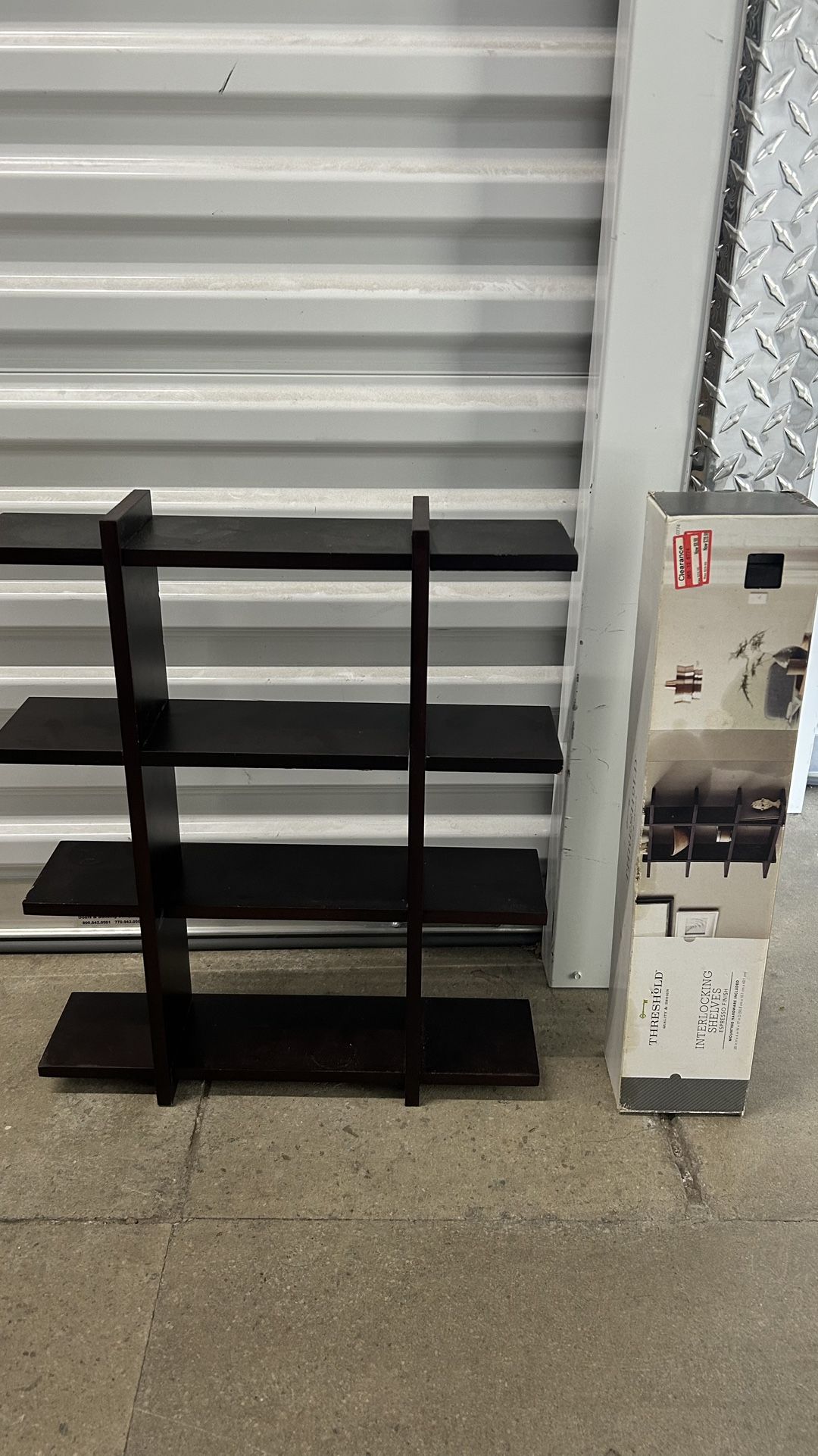 2 Hanging Shelves