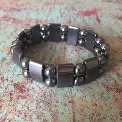 ** MEN’S HEMATITE MAGNETIC BLACK BRACELET.