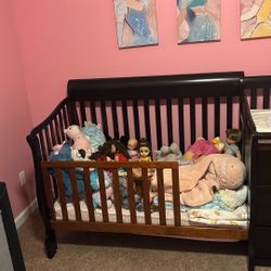 Baby Crib / Toddler Bed With Changing Table And Drawers