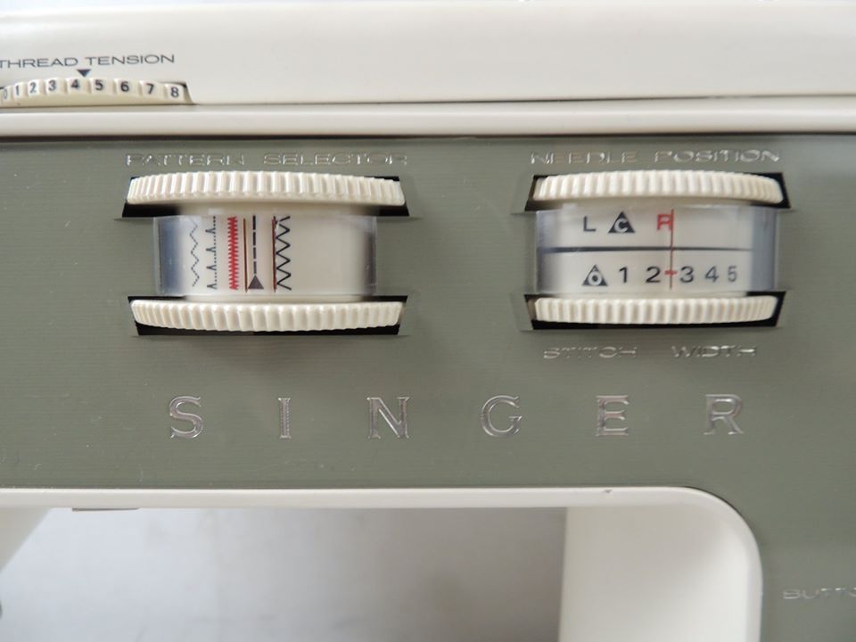 SINGER Stylist Zig Zag Sewing Machine Model 774 for Sale in Modesto, CA