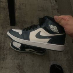Air Jordan 1 Mid Navy 
