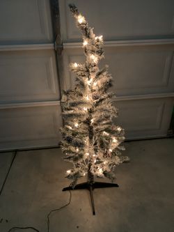 4.5 Pre-lit flocked tree