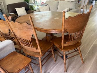 mesa ovalada de madera con 6 sillas