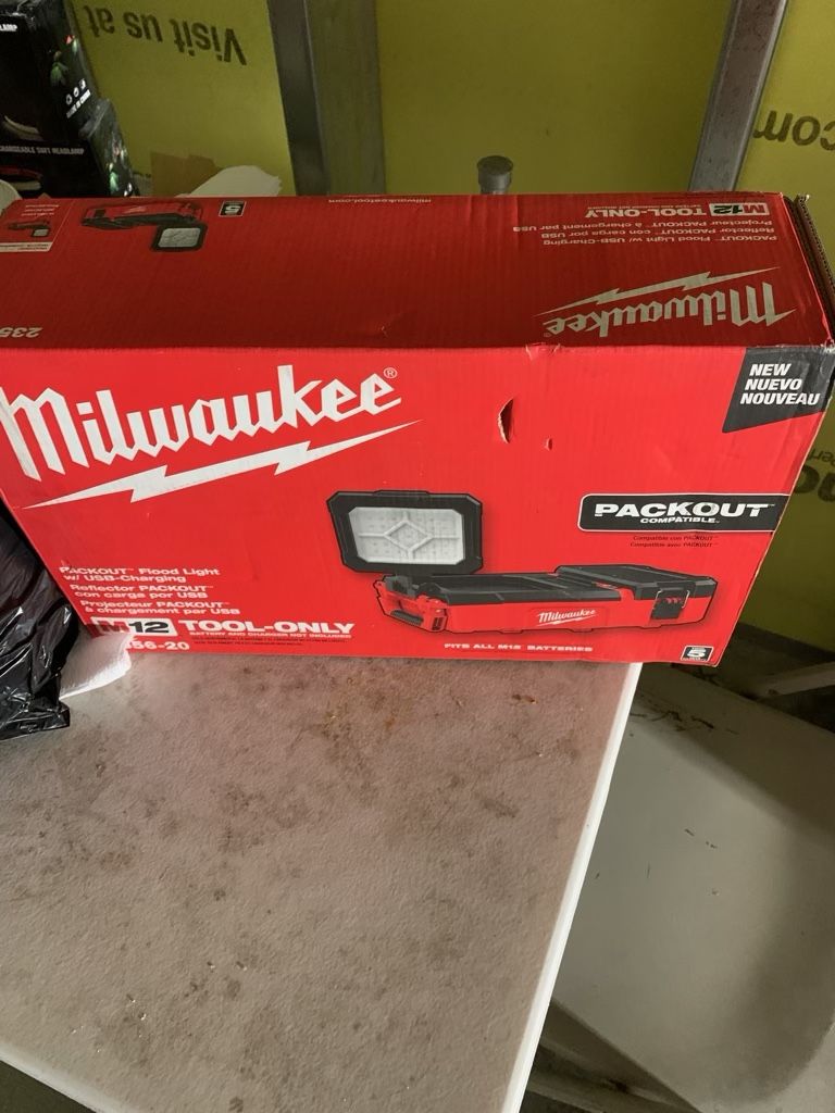 90$ Milwaukee m12 packout light