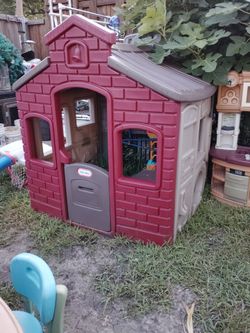 YES IT'S POST IT'S AVAILABLE /  LITTLE TIKES PLAY HOUSE $400