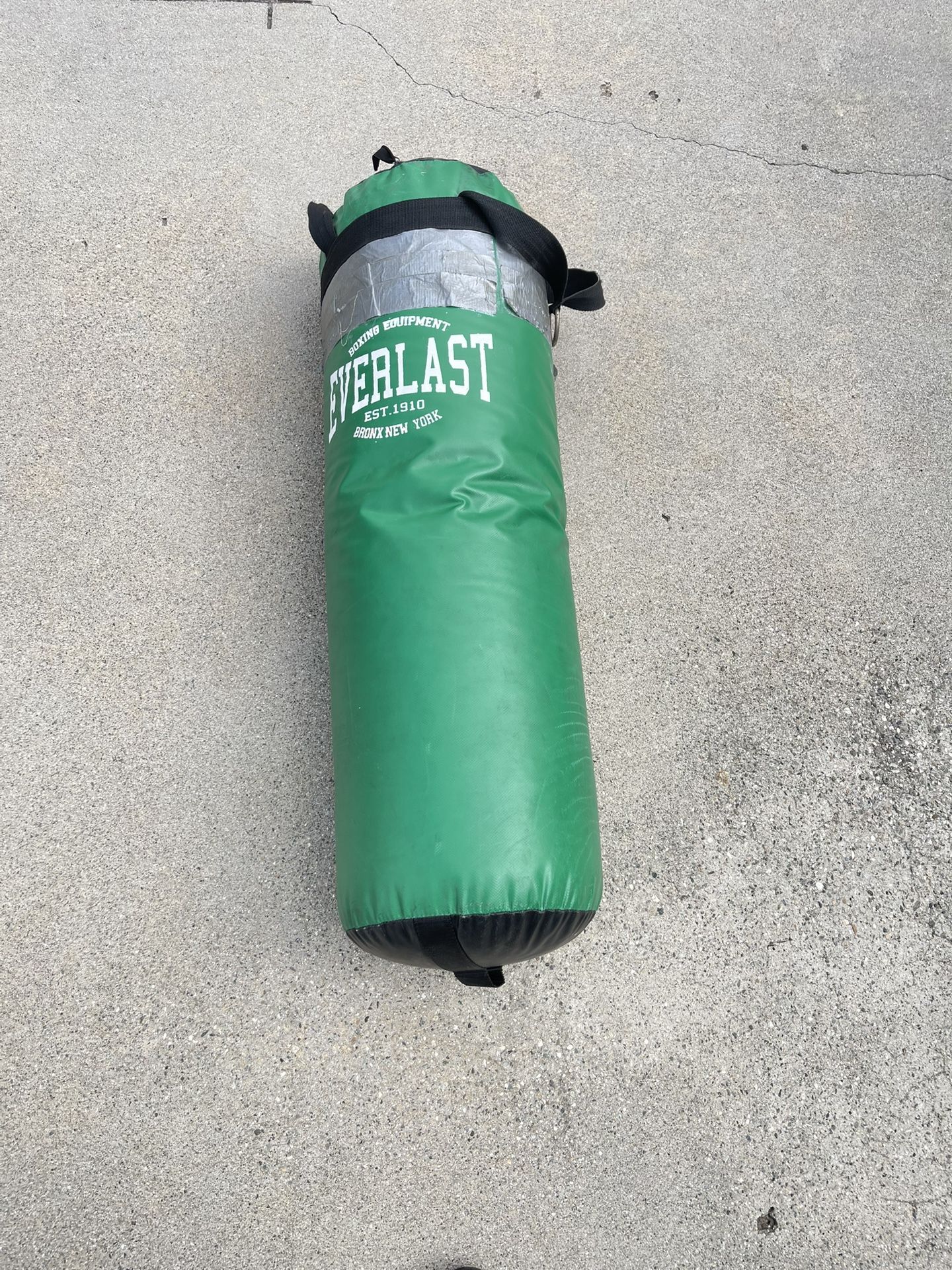 EVERLAST BOXING BAG