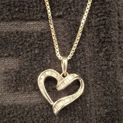 Beautiful 10kt White Gold And Diamond Heart Necklace