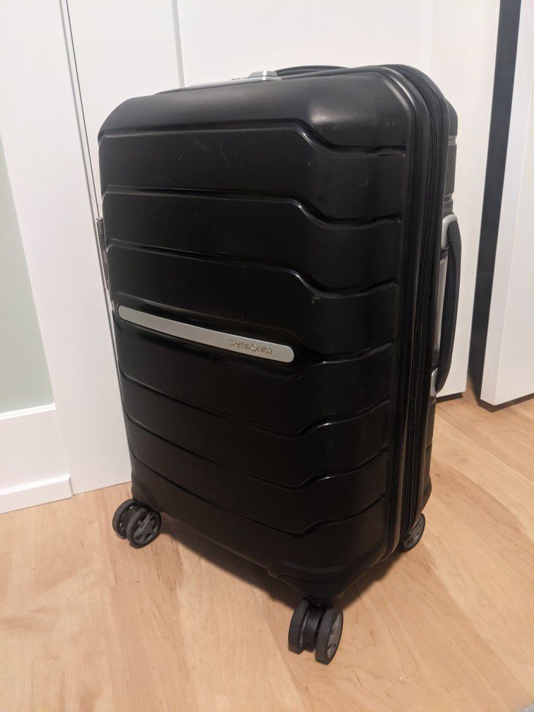 Samsonite Freeform Black Carryon Luggage Roller 