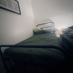 Like-New Twin Bed Set – Mattress, Frame, Sheets & Comforter Included