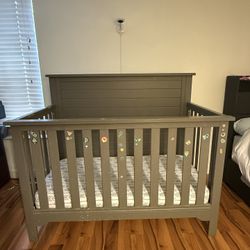 Baby Crib Child Craft At Wood 4-in—1 Convertible. With Mattress.