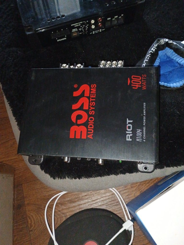 Boss 400 Watt Amp