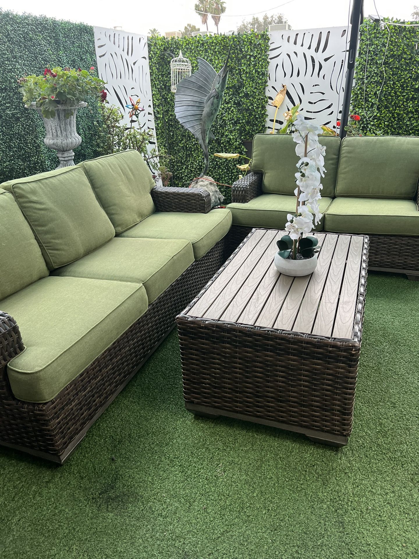 🌴🌴 Beautiful wicker patio set in very good condition, very good quality from Costco