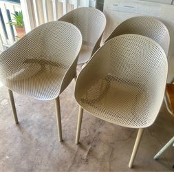 Set of 4 Siesta Sky Lounge Chairs – Modern Indoor/Outdoor Seating - Excellent Condition