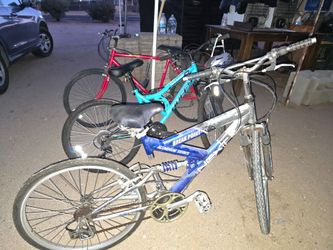 Tres bicicletas en buen estafos