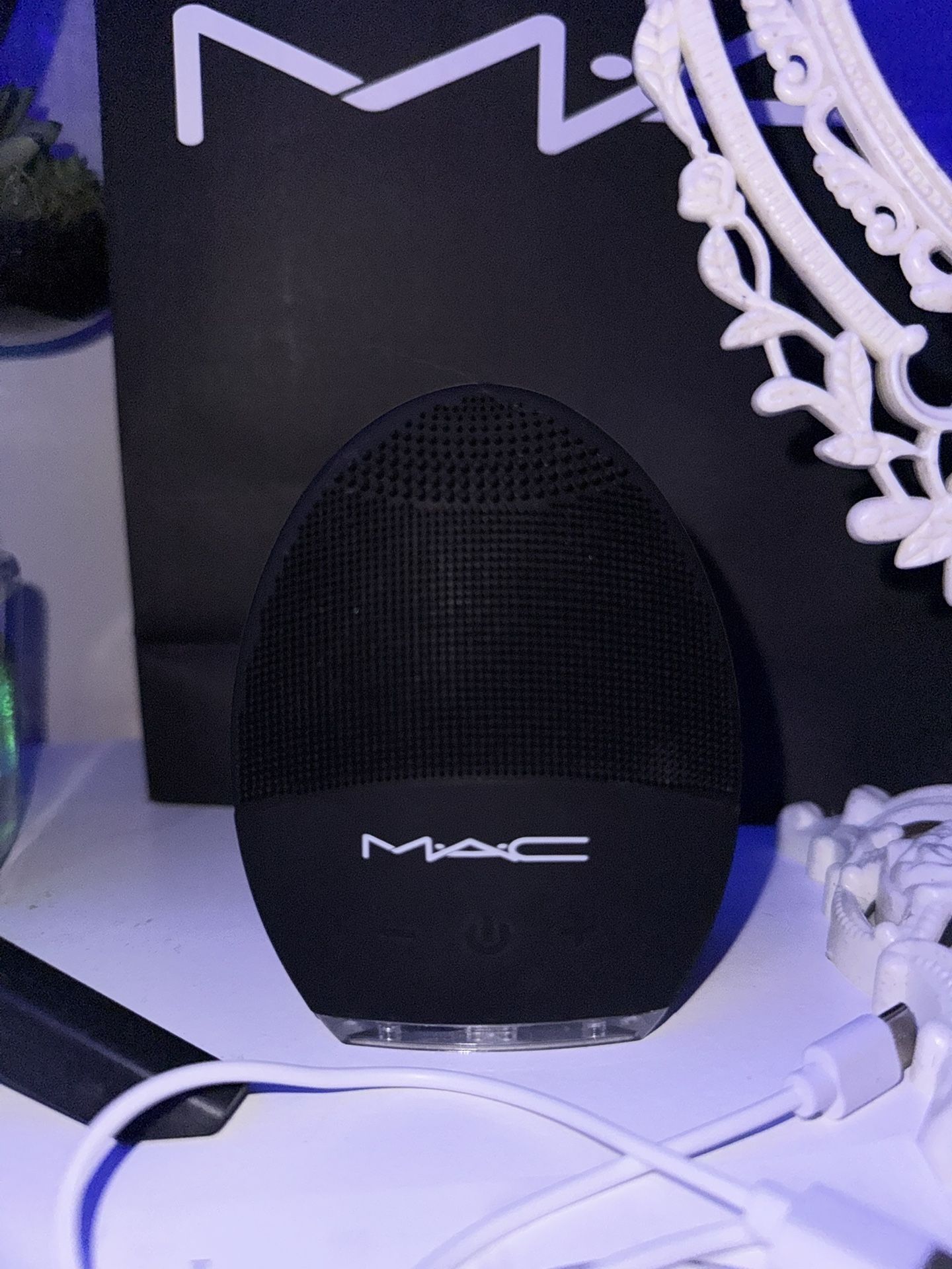 MAC Cosmetics Vibrating Cleansing Brush
