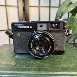 Petri 35mm Camera Made in Japan 1970s