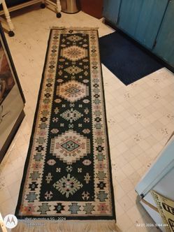 Nice area rug, runner