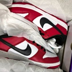 Low-top sneakers
