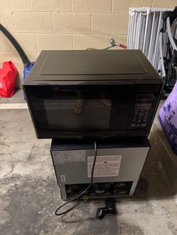 Insignia Black Countertop Microwave