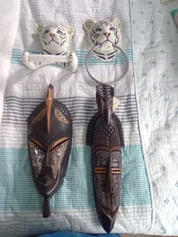 2 African Mask 1 Toilet 1 Towel Hanger