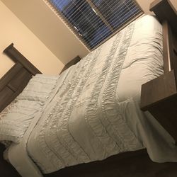 Grey Wood Queen Size Bedroom Set. 