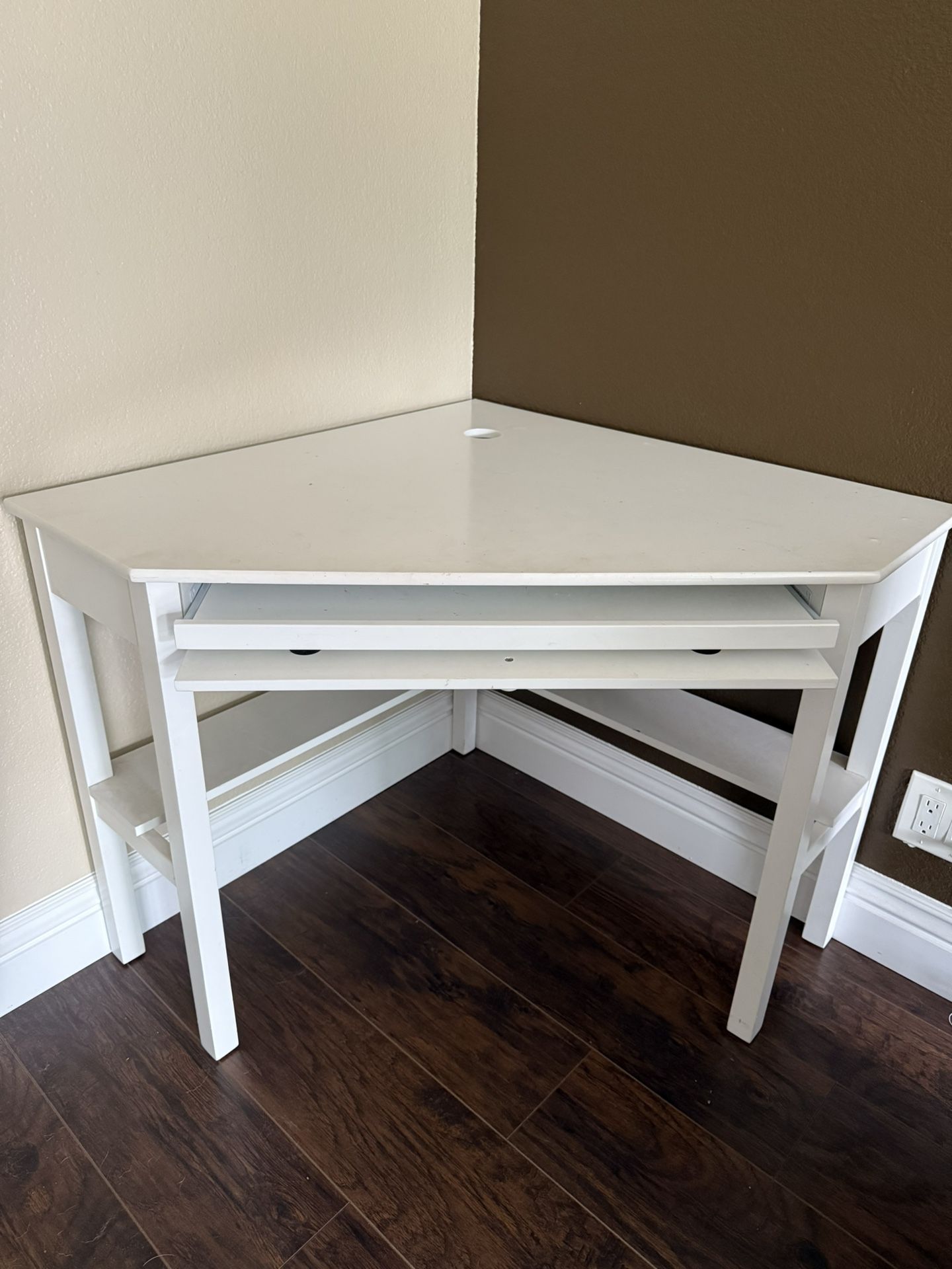 Corner desk