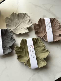 Concrete Maple Leaf Ring Dish – Handmade Decorative Trinket Tray, Autumn Leaf Jewelry Holder, Rustic Cement Catchall Dish for Rings & Keys