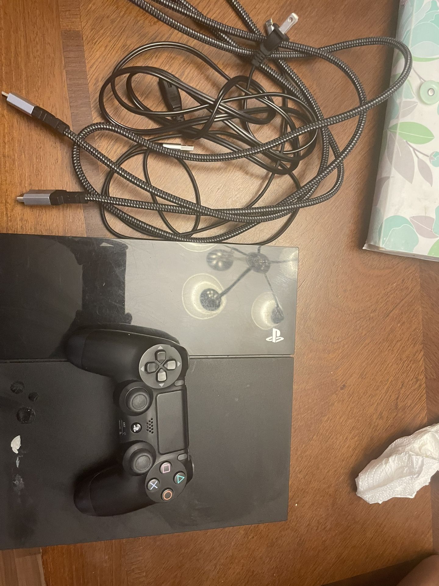 selling ps4 (working fine) 