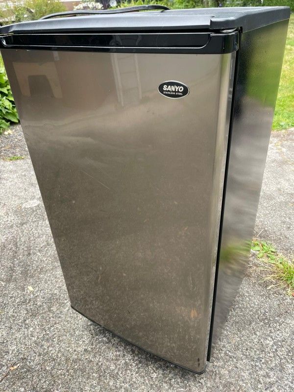 Sanyo Mini Refrigerator