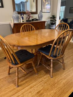 Amish oak table. Expandable from 3-5 feet.  Asking $350