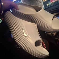 ●Brand NEW Nike (Rejuven8 Gray)