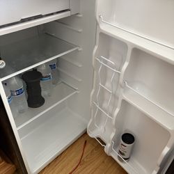 Mini fridge 