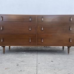 Mid century eight drawers dresser by Glenn of California.
