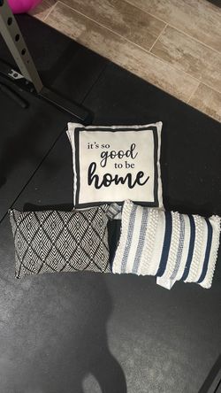 Outdoor Pillows (3) *NWT*