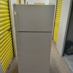 GE Refrigerator 28 Wide Works Perfect 