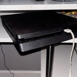 Playstation 4 Slim (Used )