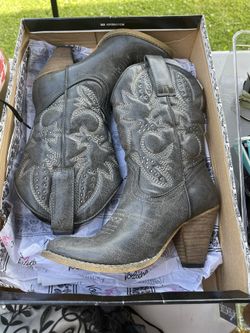 Women’s Boots Size 6