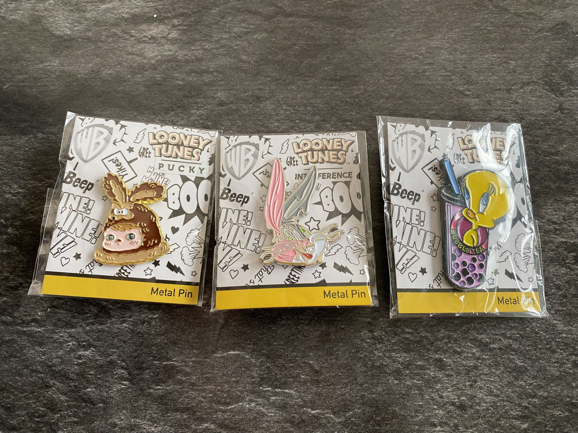 Set of 3 Loony Tunes Metal Pin Collectors Item Tweety Bird Bugs Bunny Pucky Rare Collectors Items