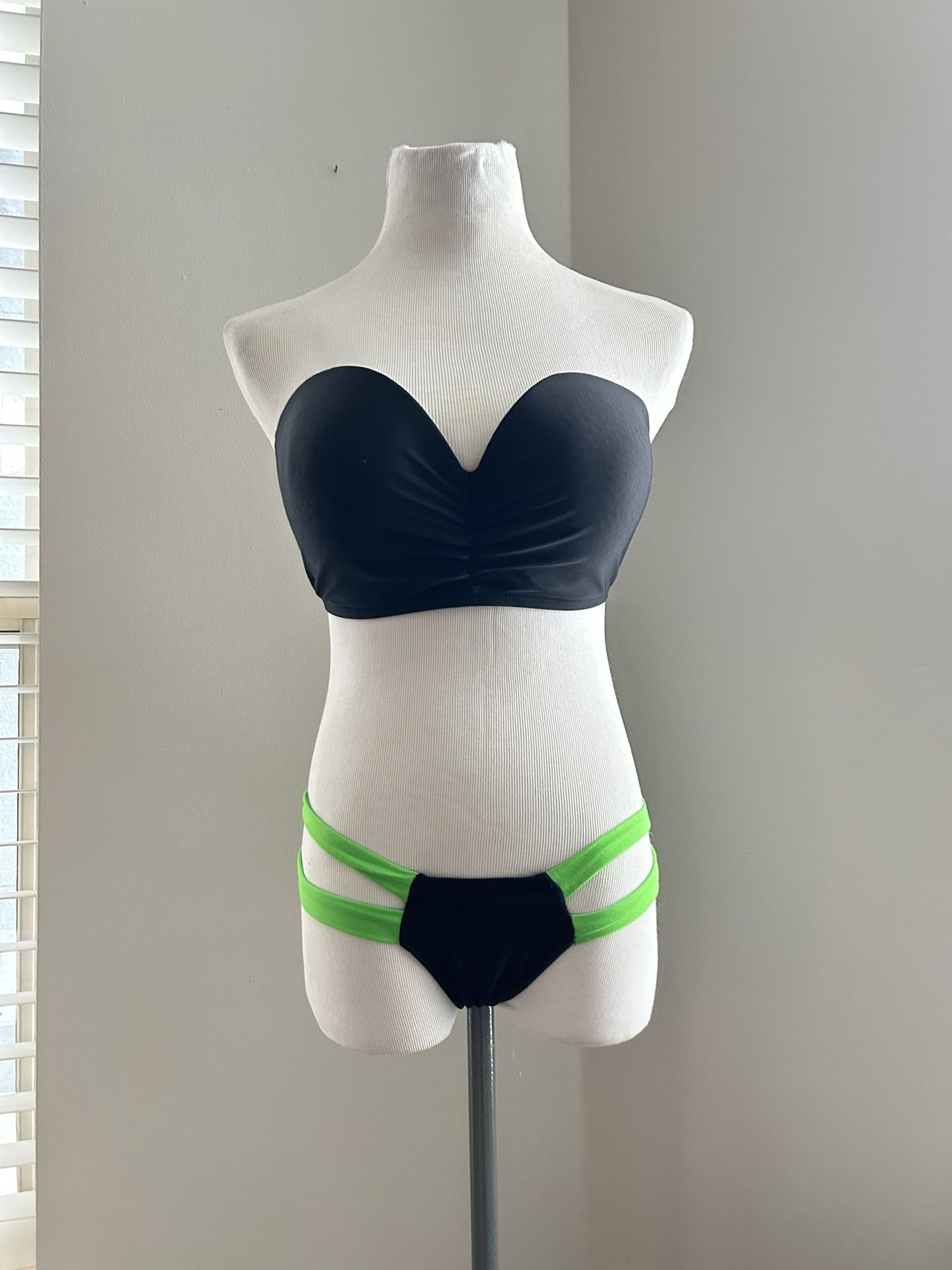 Women’s size XL strapless bikini top with black and lime green big bow. I’m back bikini bottom size small