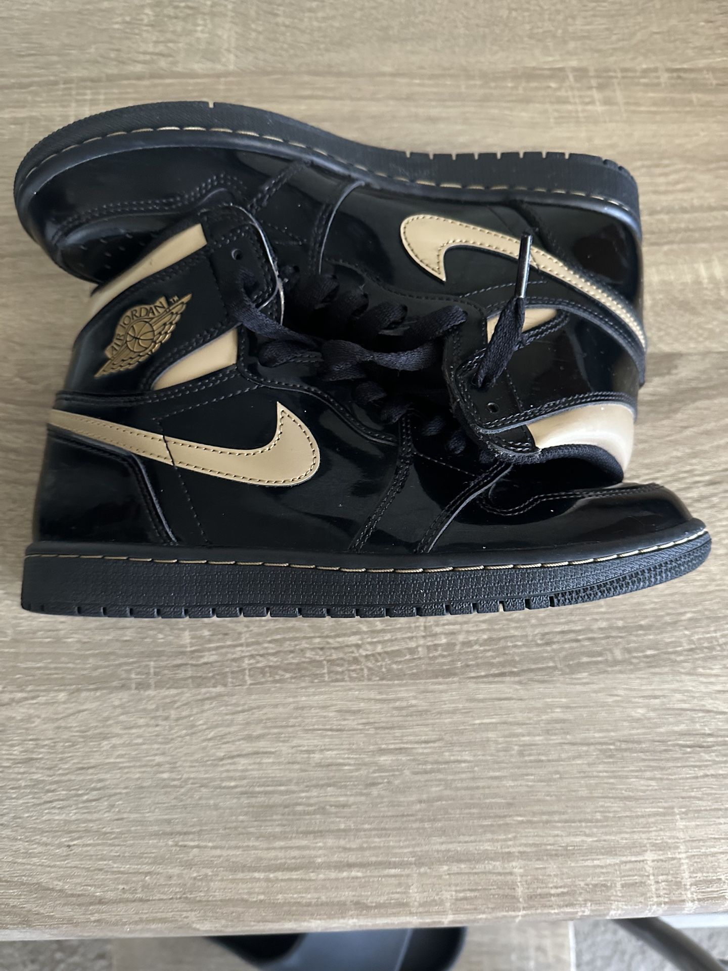 Jordan 1 High Black Metallic Gold