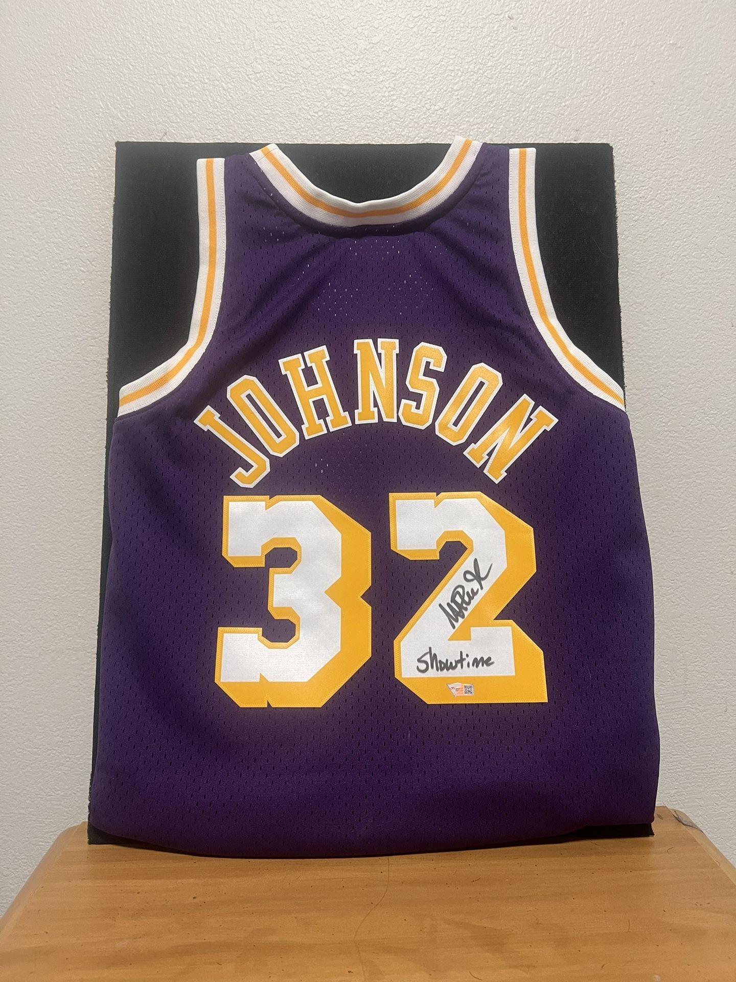 Magic Johsnon Signed Jersey 