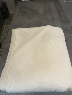 Plush Blanket In White 