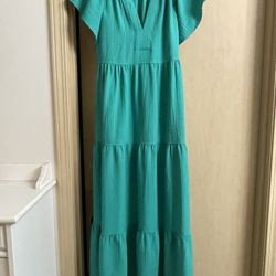 Adorable long maxi dress size small women’s.  Ties in back. Color is a green/teal. 