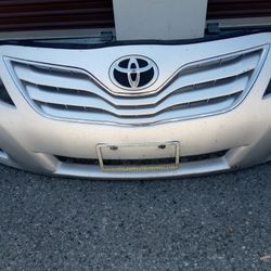 2010-2011 Toyota Camry Complete Front Bumper With All The Accessories Oem.