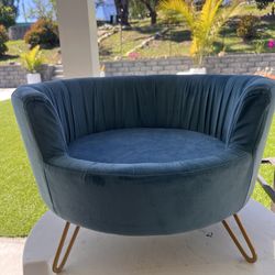 Beautiful raised pet bed