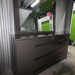 Minimalistic Dresser 