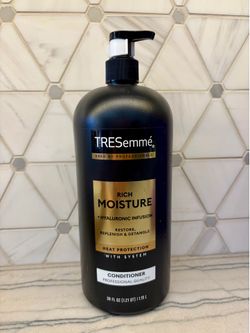 Large TRESemmé Rich Moisture Conditioner. Has hyaluronic infusion. Restores, replenishes, and detangles hair. Has heat protection. Size is 39 oz. New